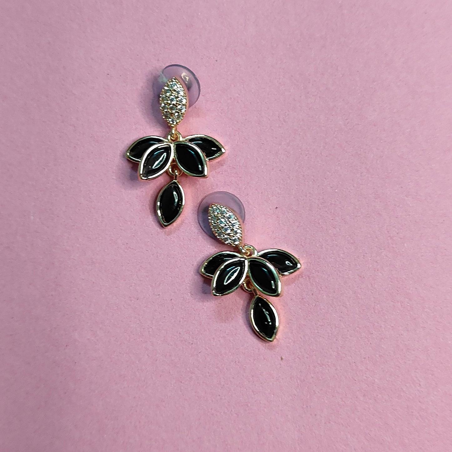 BLACK LOTUS PETALS STUD