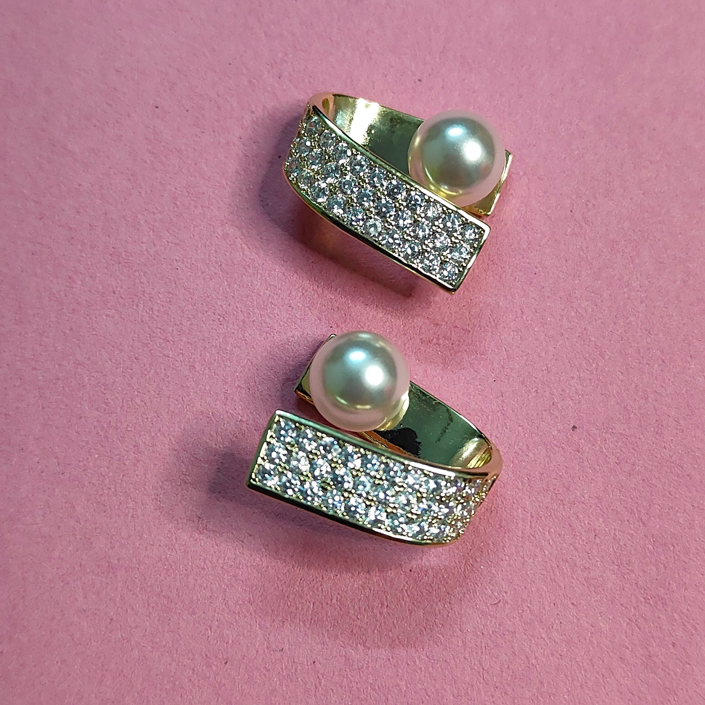 GOLDEN PEARL CURVE STUD