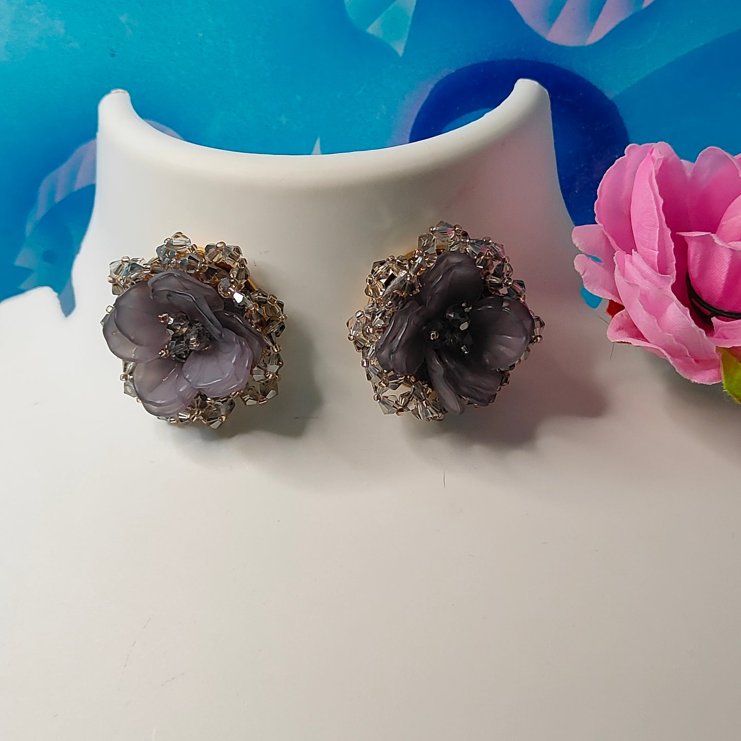 GREY CERAMIC FLOWER STUD