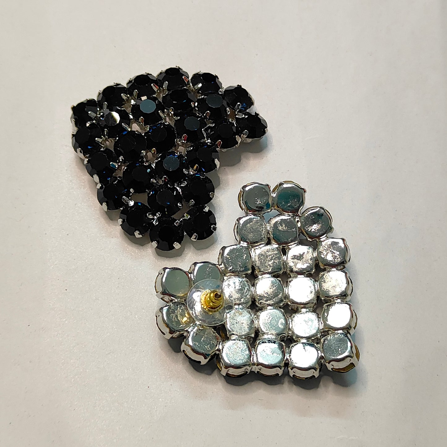 BLACK HEART STONE STUD