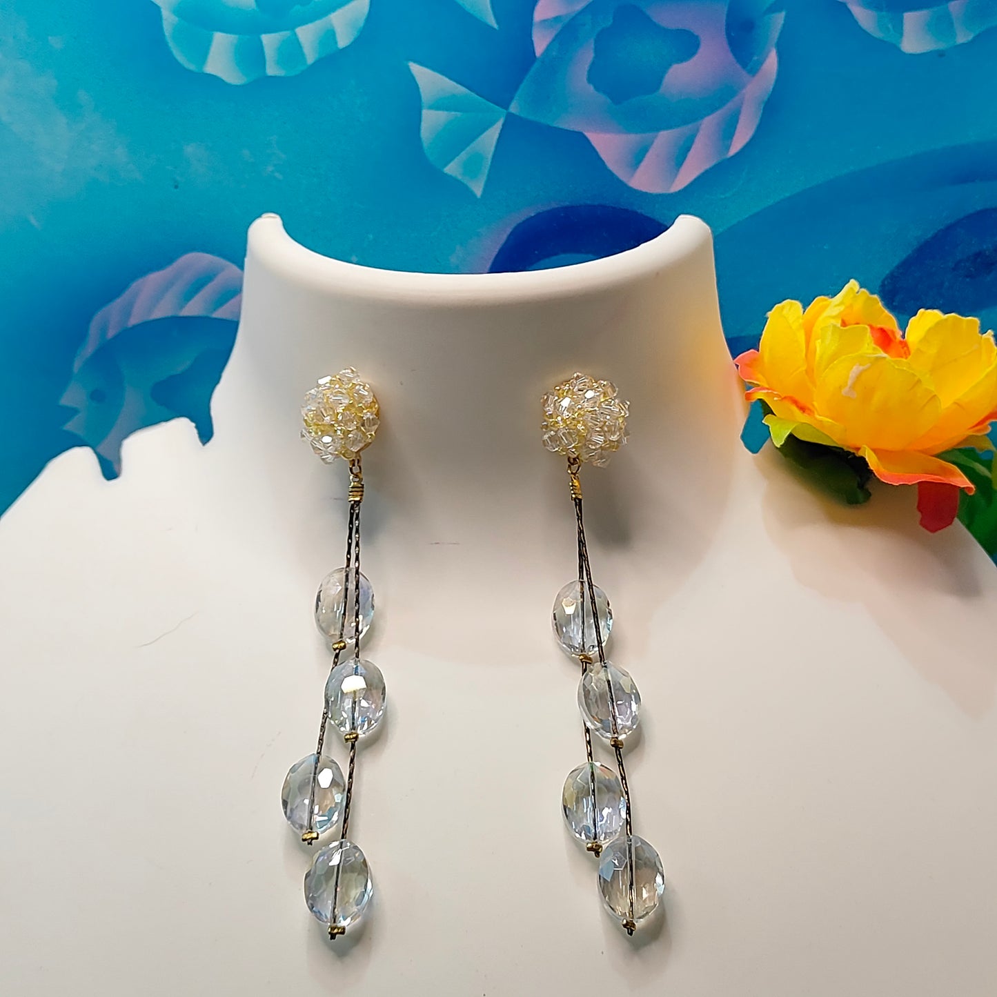 WHITE LONG FLOWER DANGLER