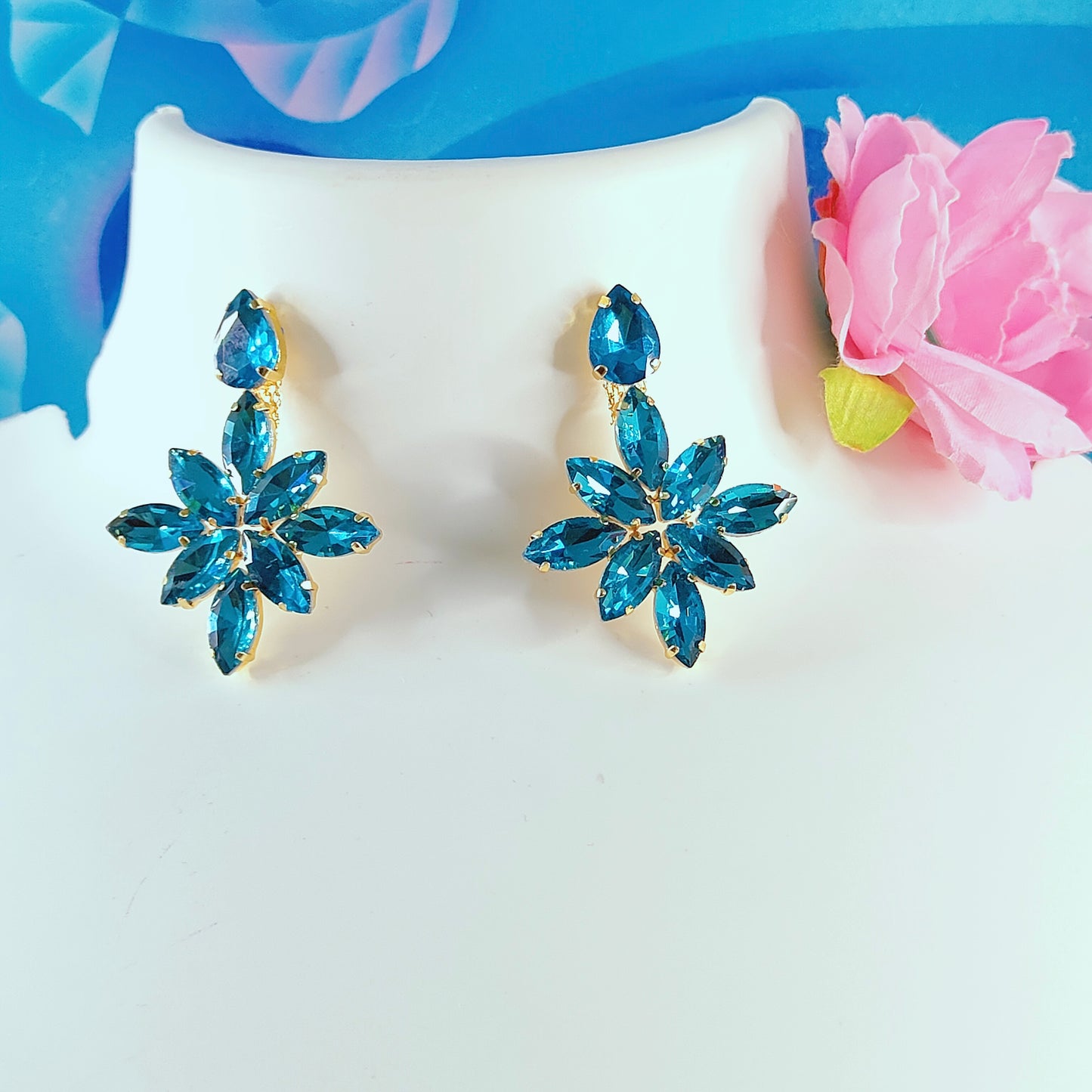 BLUE FLORAL SQUARE DANGLER